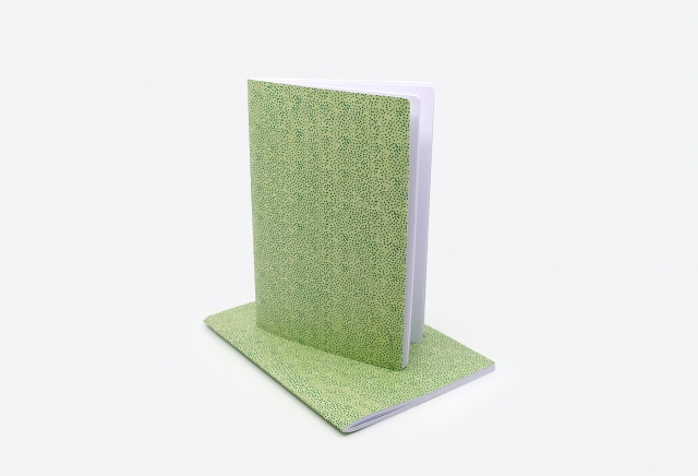 Gr&uuml;ne Punkte auf gr&uuml;n