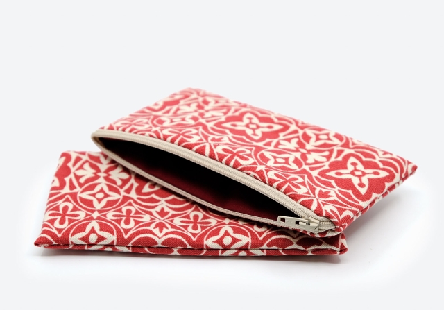 Pouch M &ndash; Fliesenmuster rot