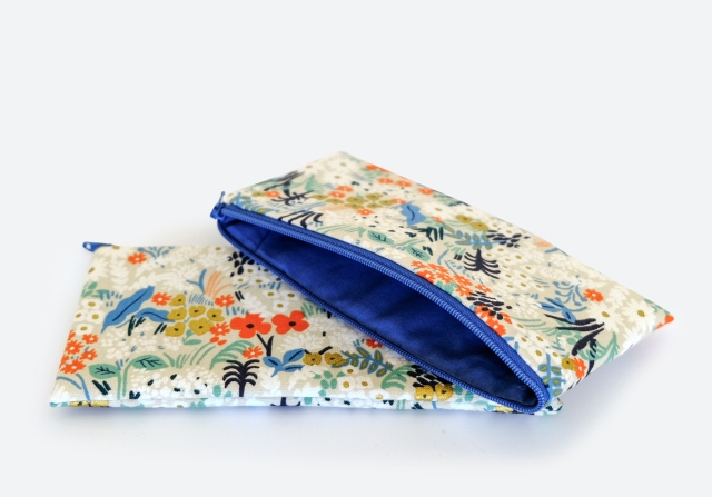 Pouch L &ndash; Blumen gold farbig